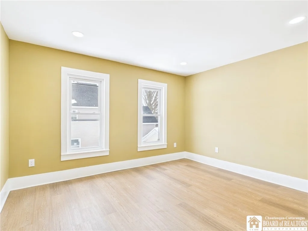 Photo of 307 W Oak Street