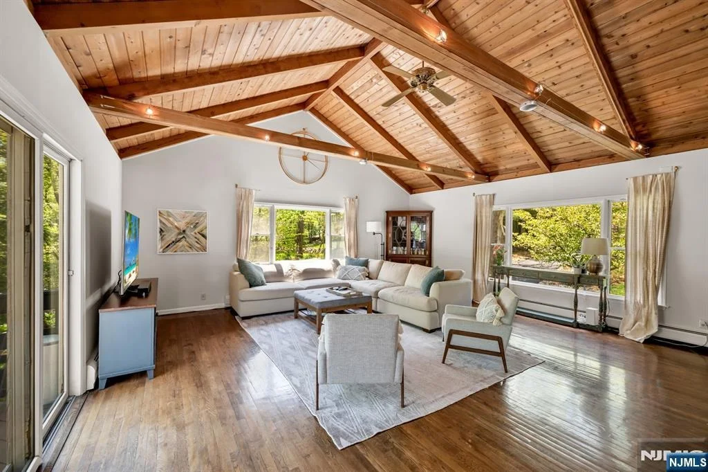 Photo of 558 W Saddle River