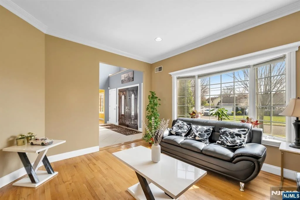 Photo of 683 Victoria