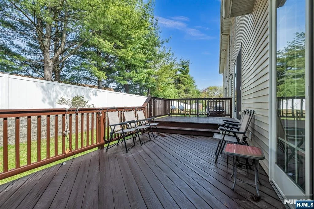 Photo of 683 Victoria