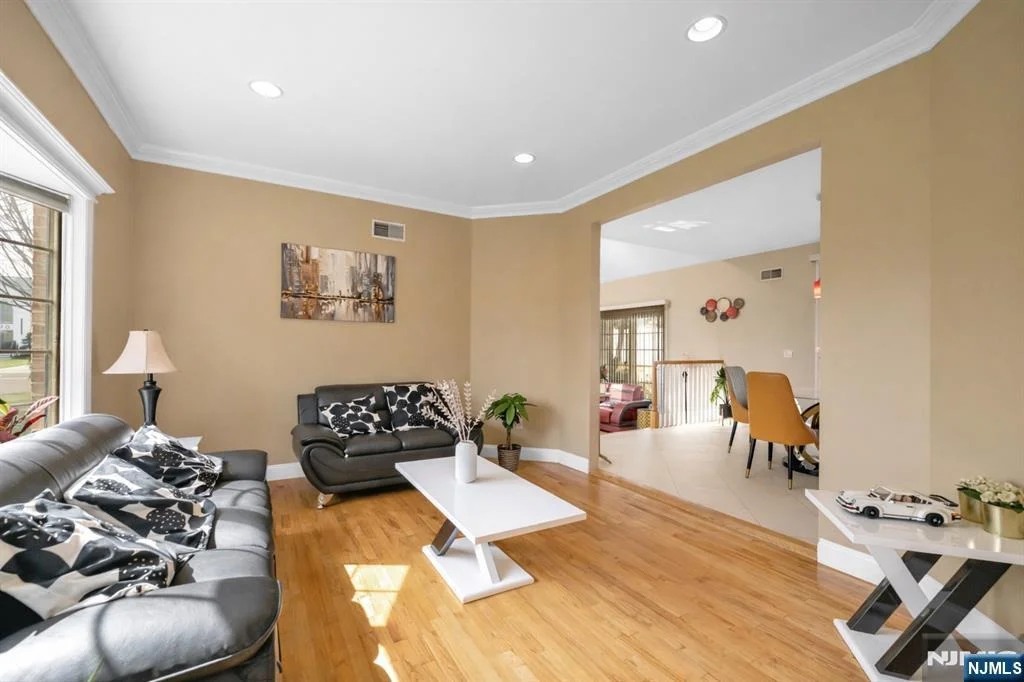 Photo of 683 Victoria