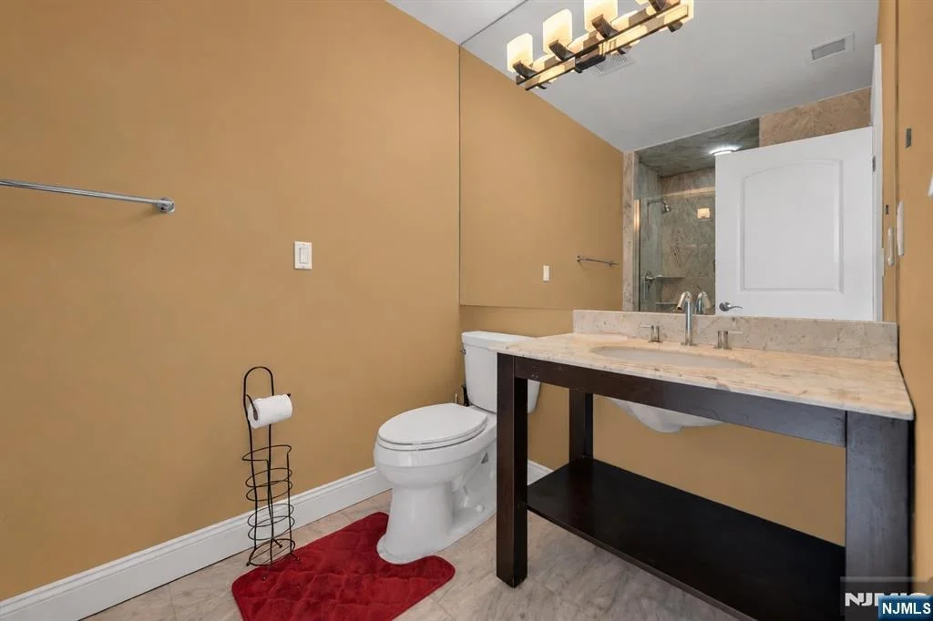 Photo of 683 Victoria