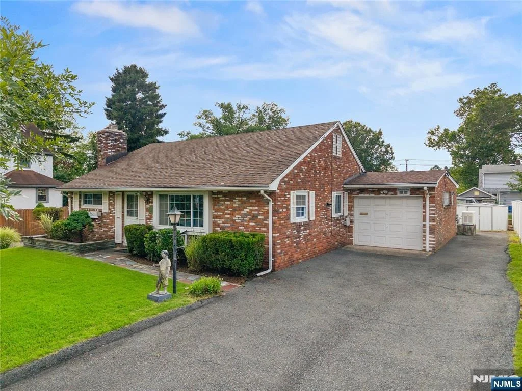 Photo of 498 Riverside