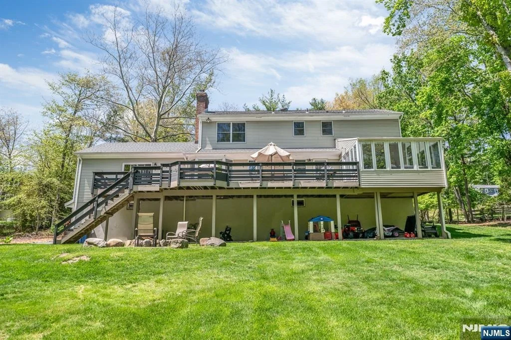 Photo of 558 W Saddle River