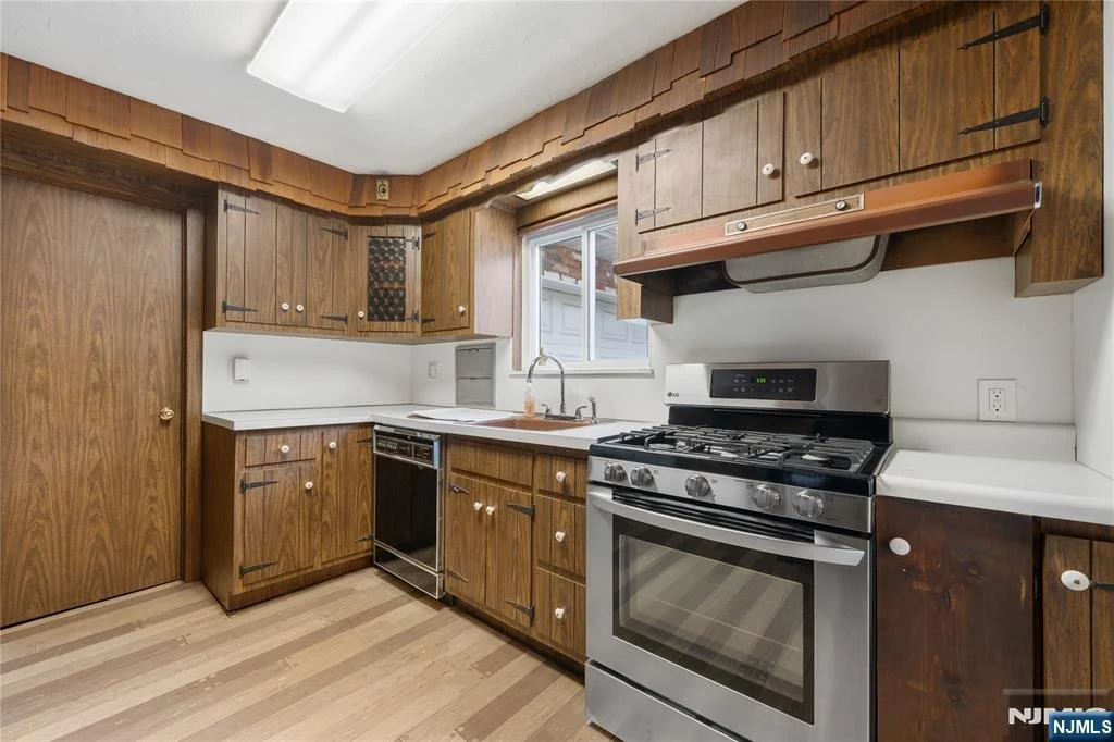 Photo of 498 Riverside