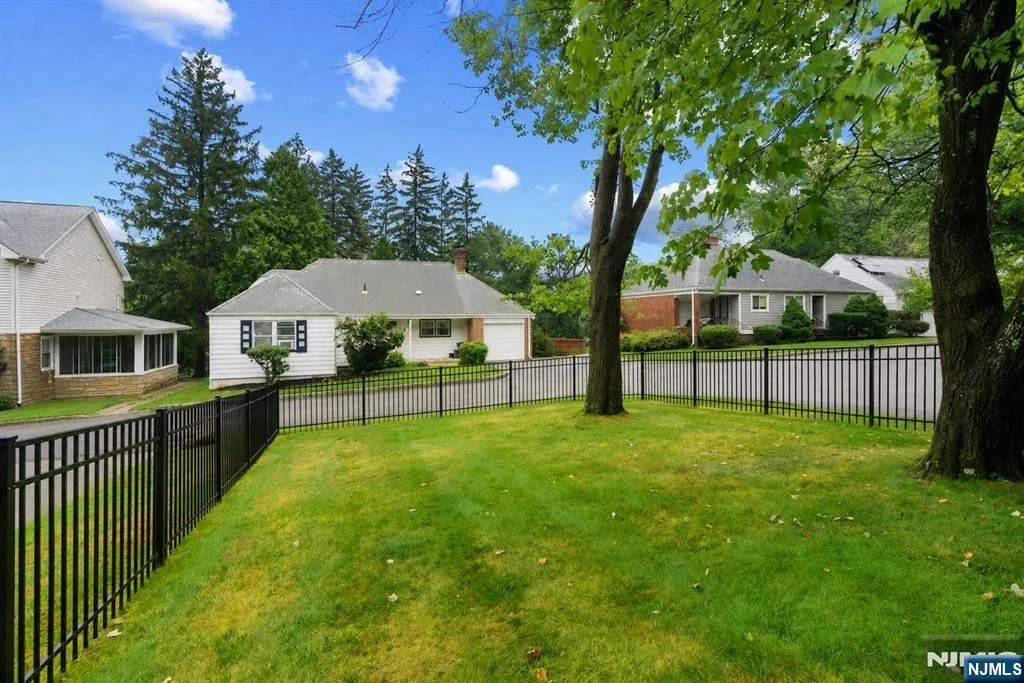 Photo of 8 Oak Crest