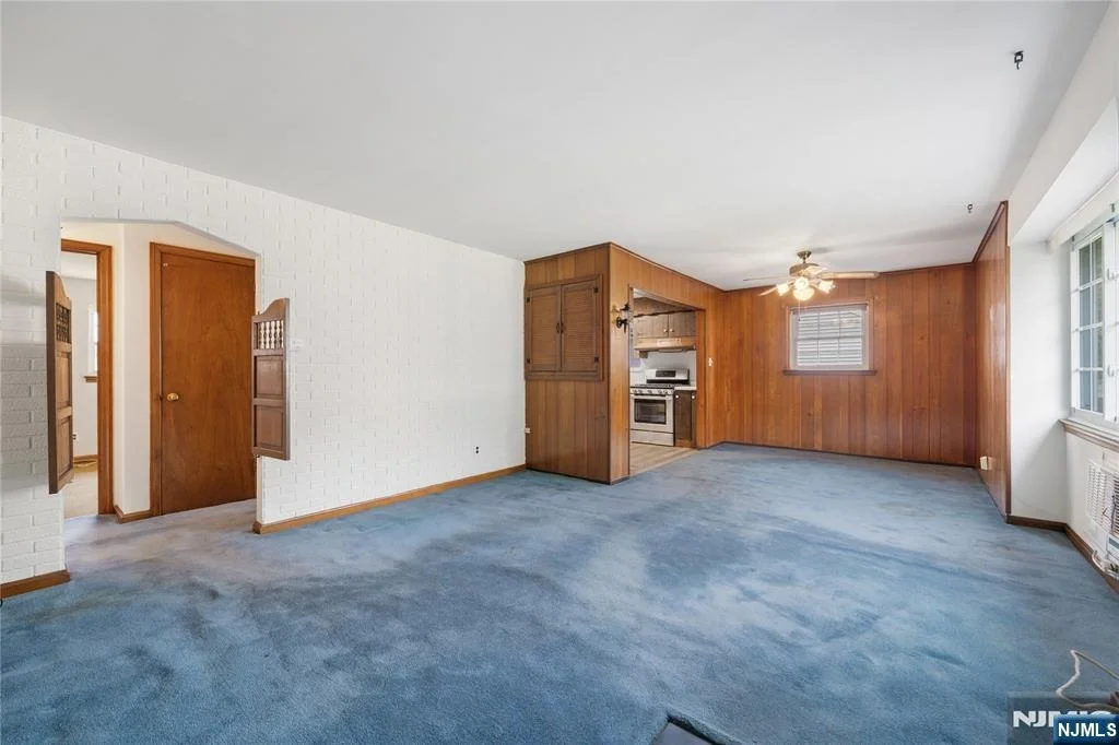 Photo of 498 Riverside