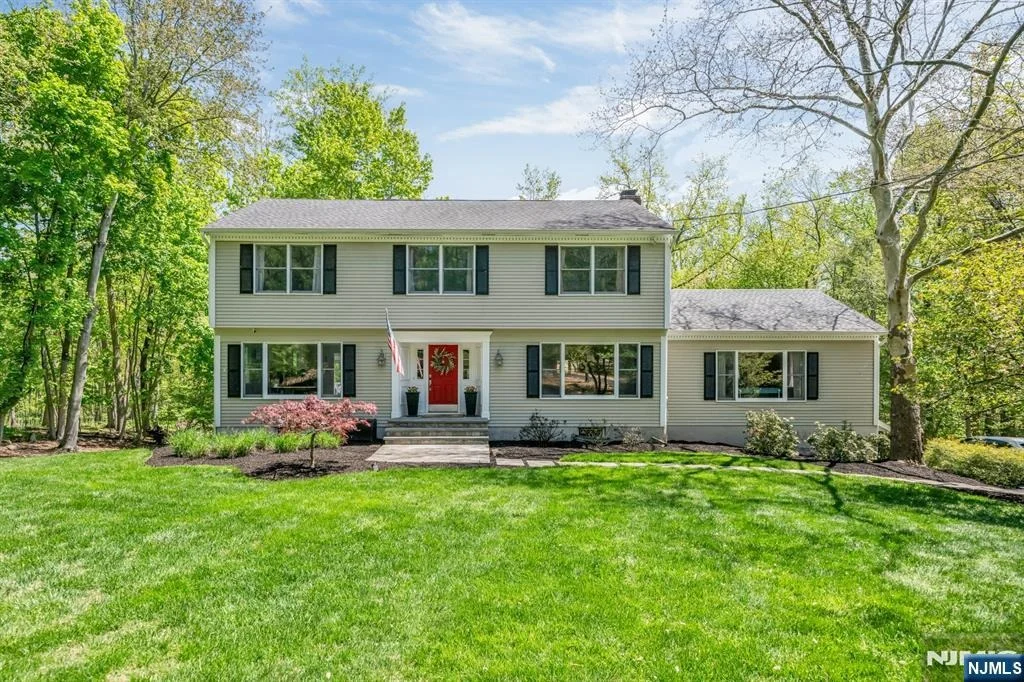 Photo of 558 W Saddle River