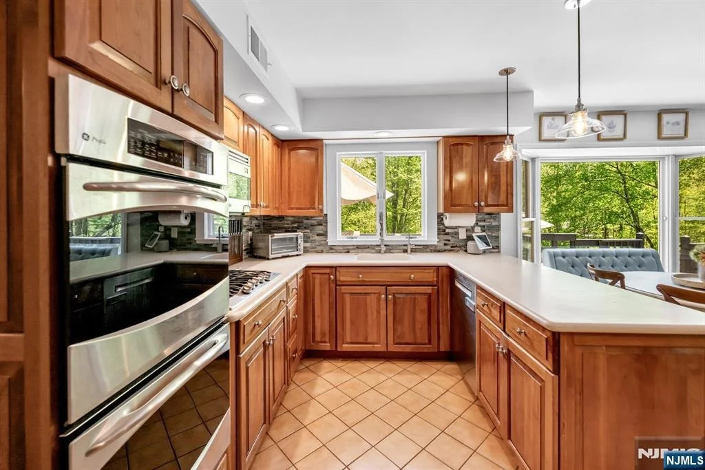 Photo of 558 W Saddle River