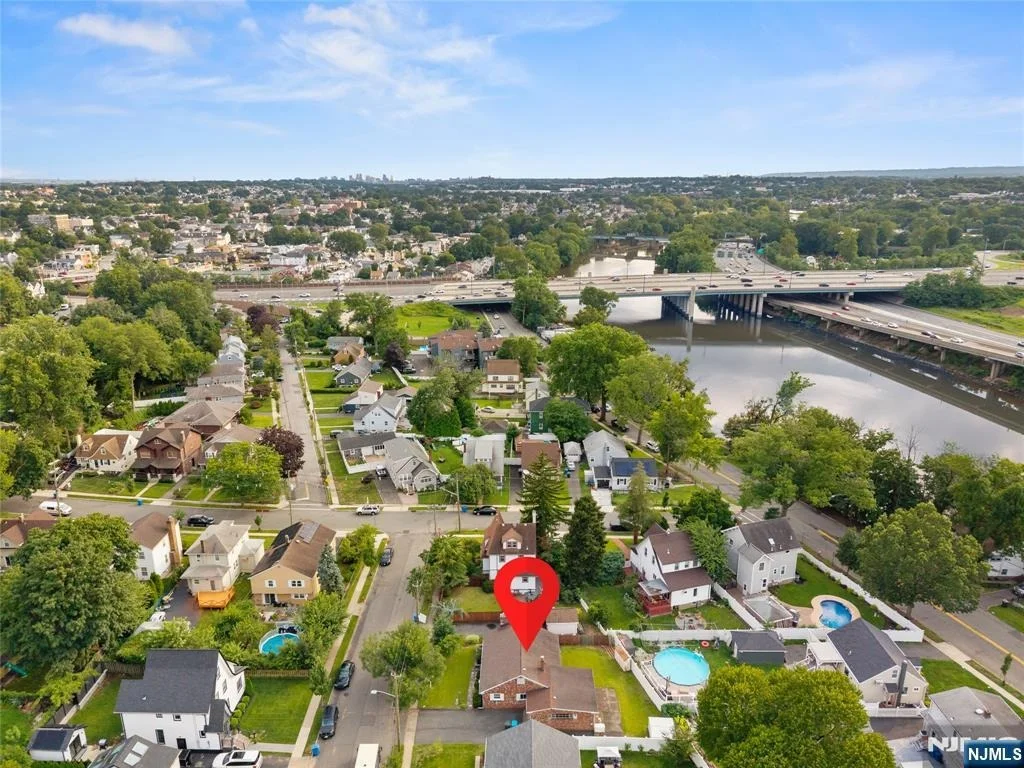 Photo of 498 Riverside