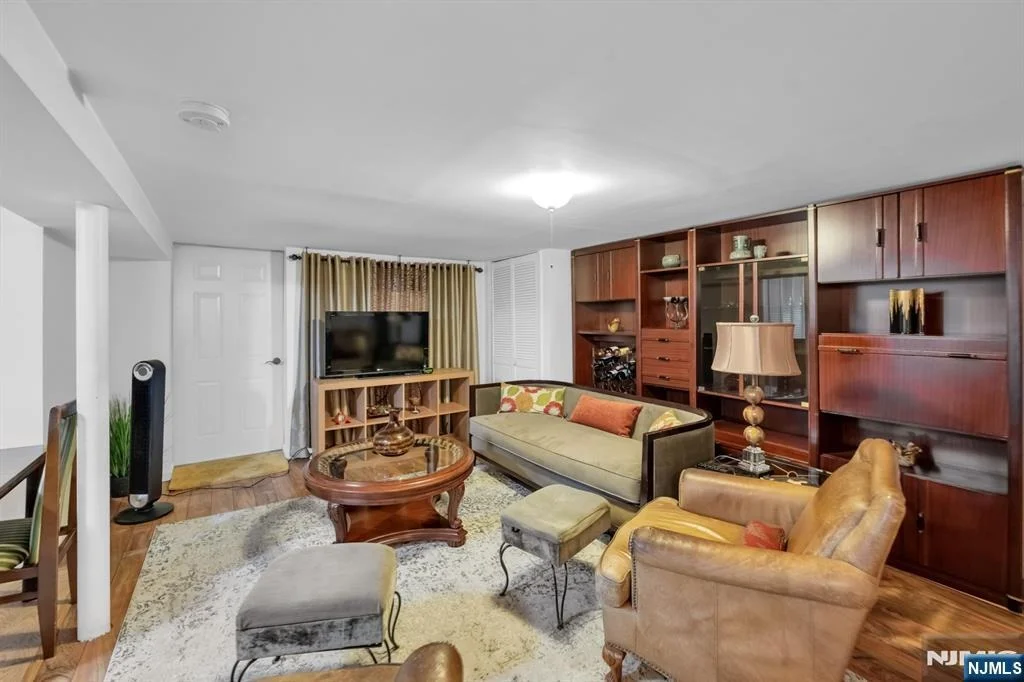 Photo of 1025 Maple