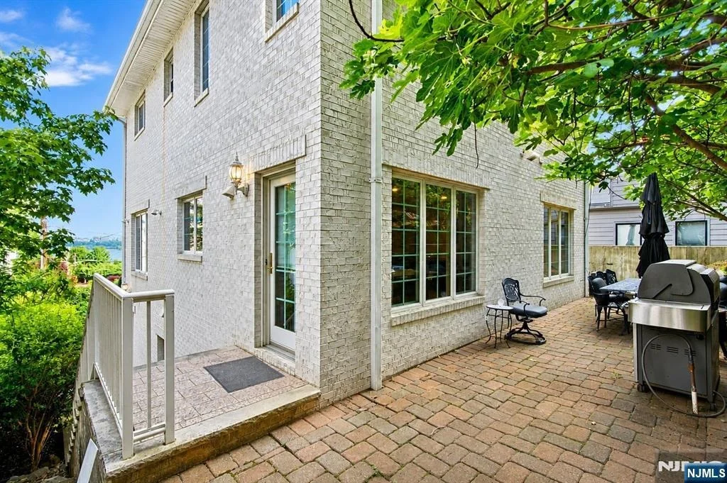 Photo of 750 Undercliff