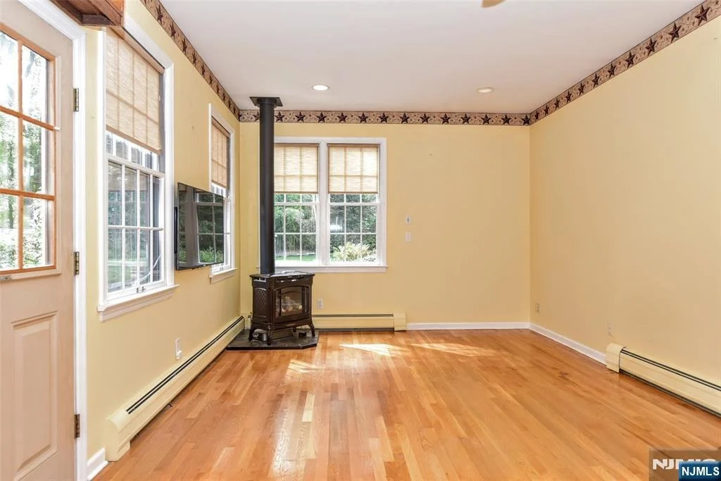 Photo of 497 W Saddle River