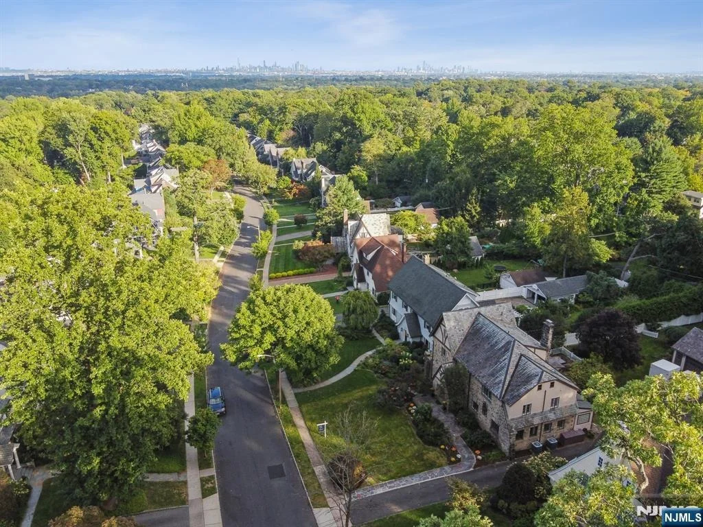 Photo of 136 Summit