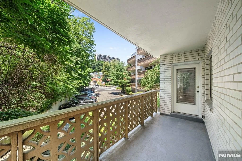 Photo of 1375 River