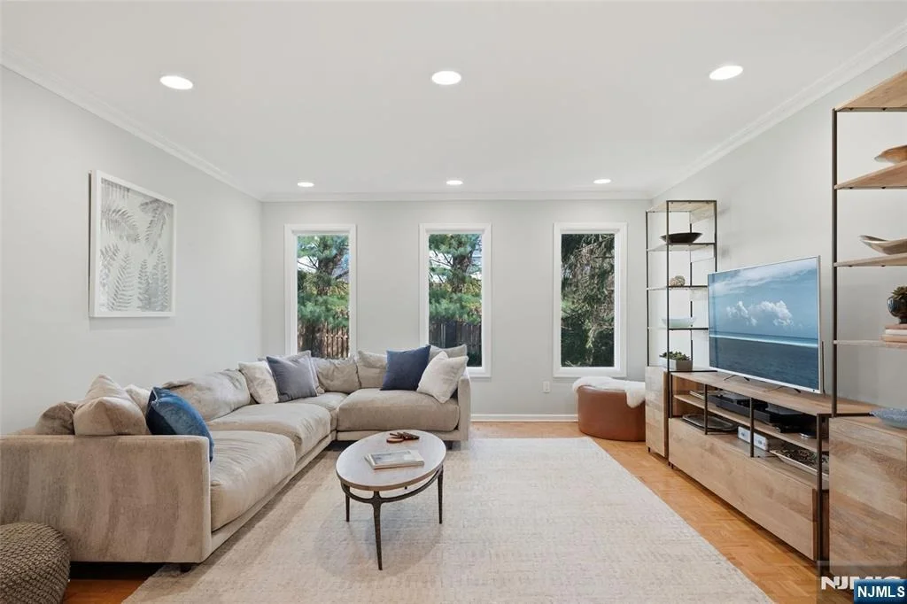 Photo of 89 Surrey