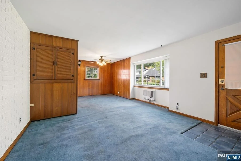 Photo of 498 Riverside