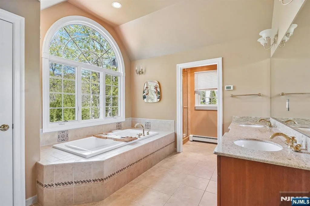 Photo of 372 Lakeview