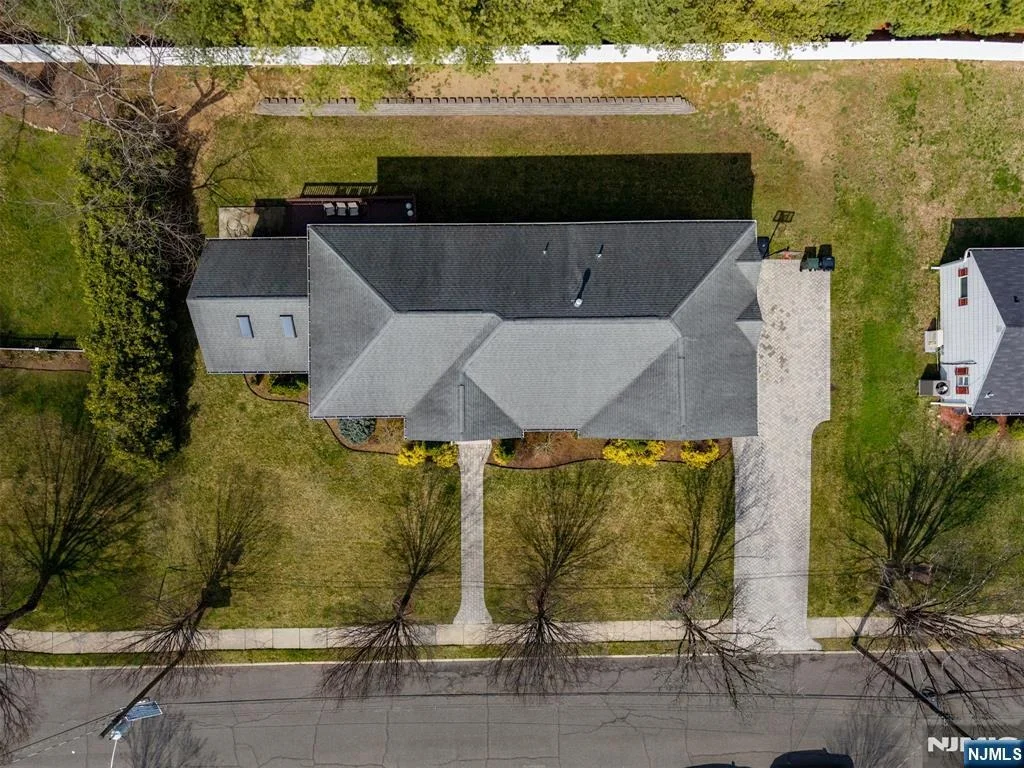 Photo of 683 Victoria