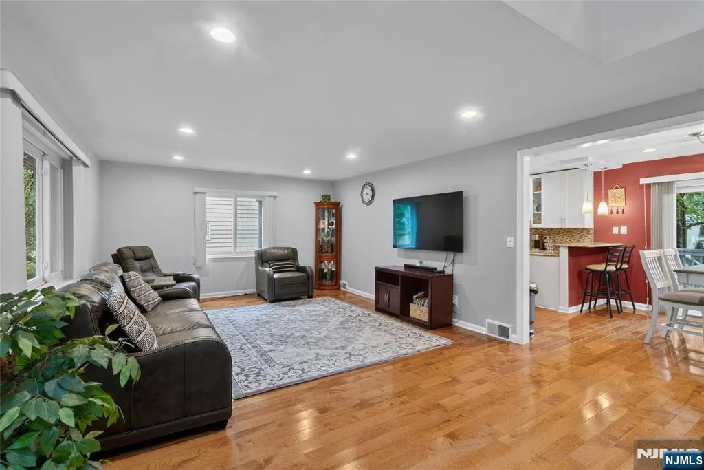 Photo of 8 Oak Crest