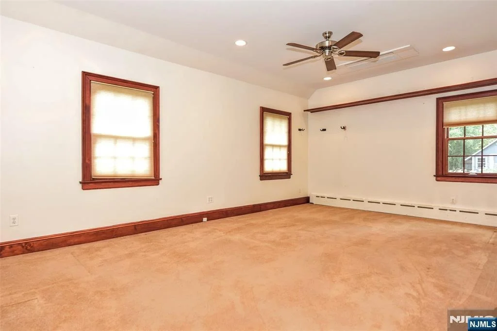 Photo of 497 W Saddle River