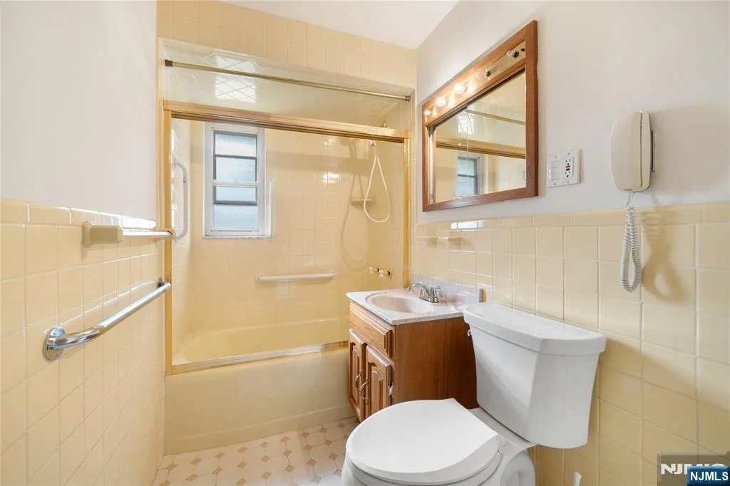 Photo of 498 Riverside