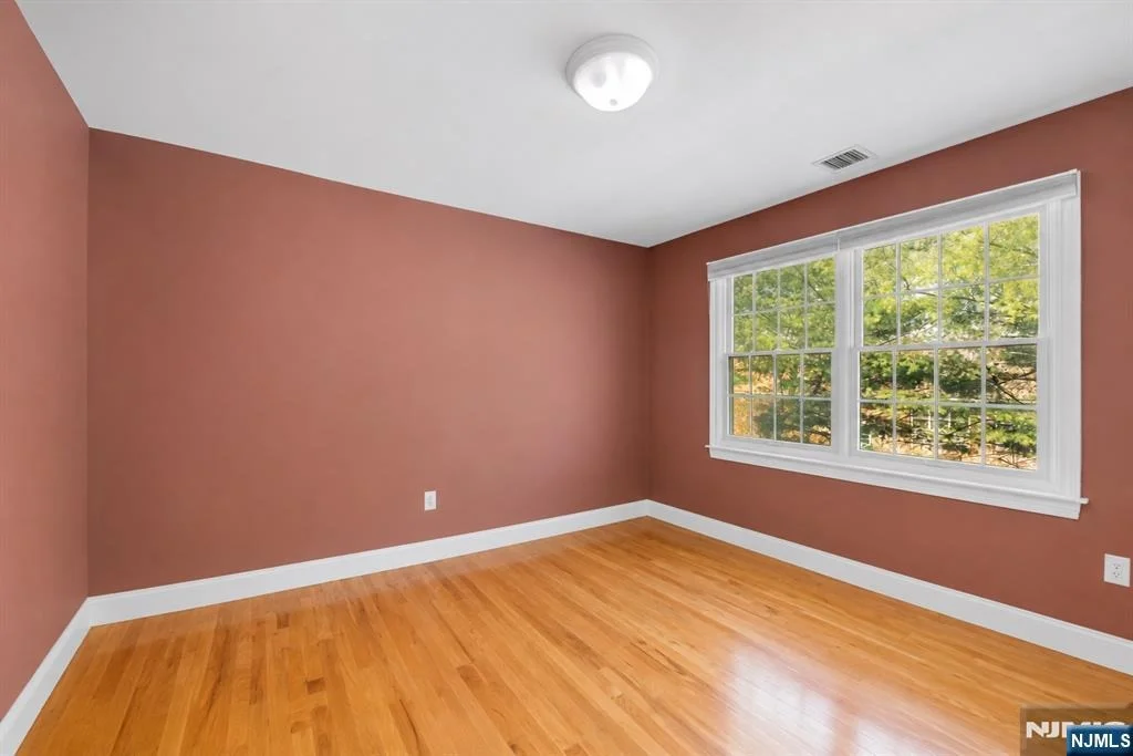 Photo of 683 Victoria