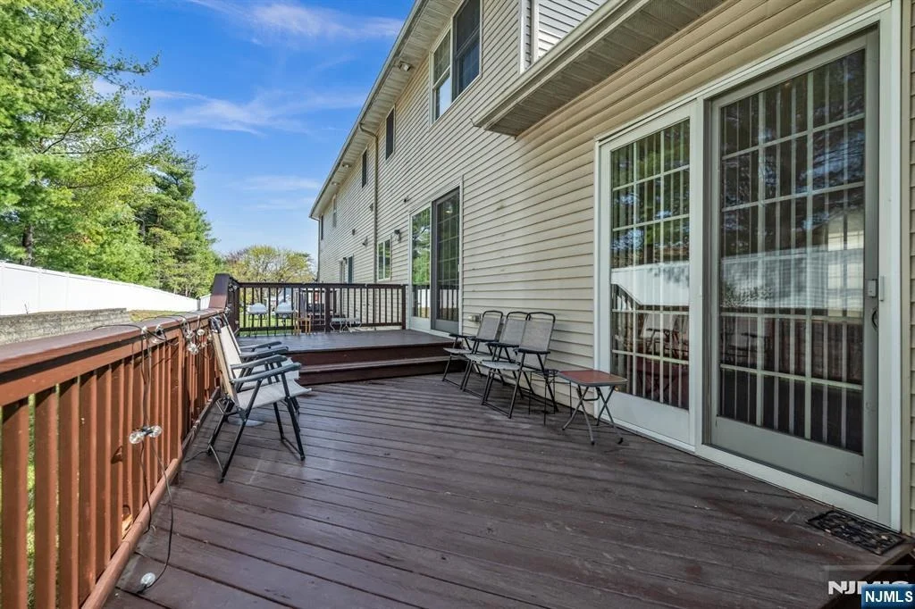 Photo of 683 Victoria