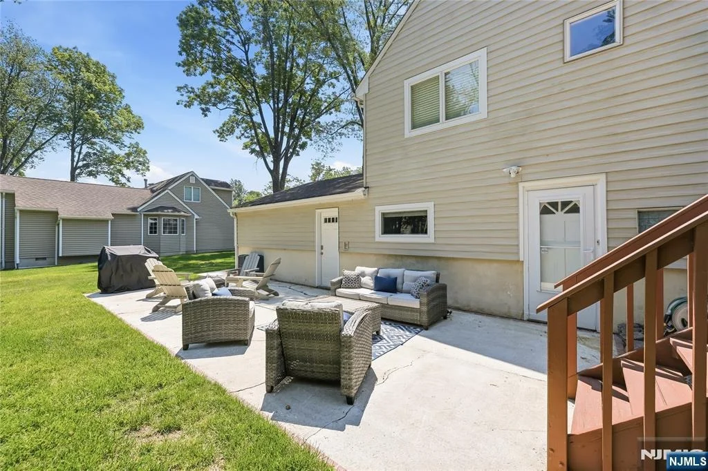 Photo of 77 White Pond