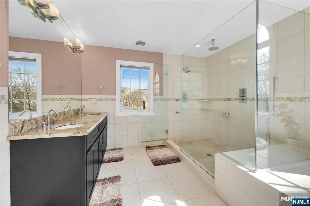 Photo of 683 Victoria