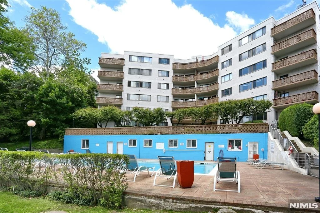 Photo of 1375 River