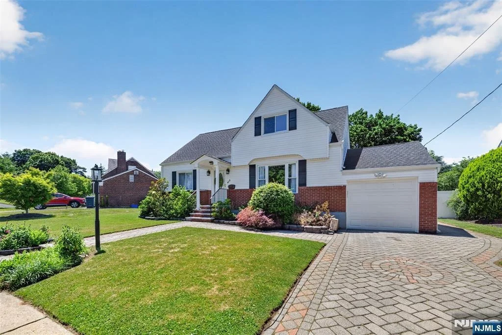 Photo of 413 Maple Hill