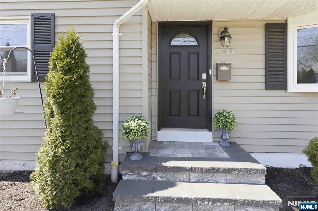 Photo of 345 Saddle River