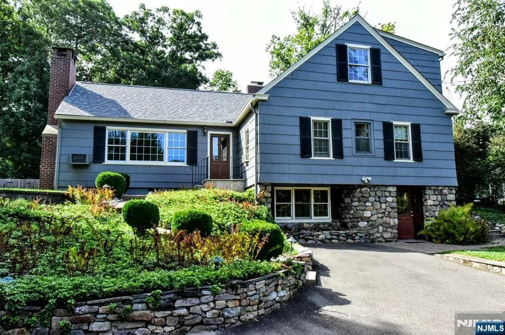 Photo of 497 W Saddle River