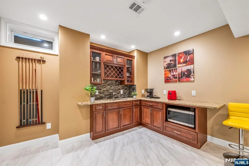 Photo of 683 Victoria