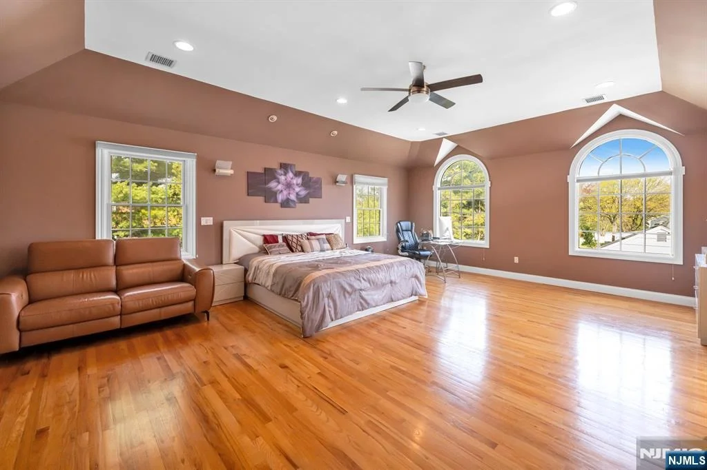 Photo of 683 Victoria