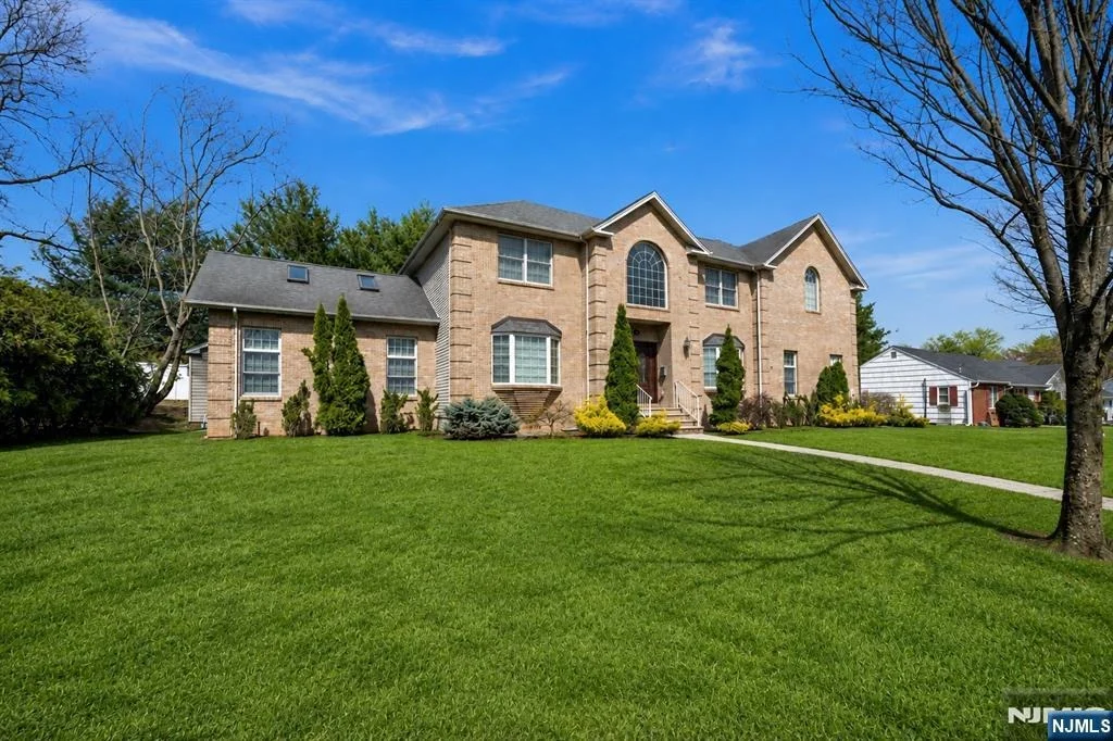 Photo of 683 Victoria