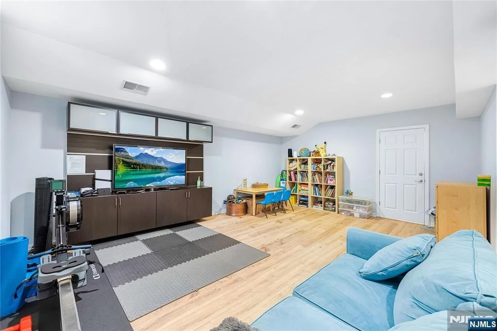 Photo of 41 Downey