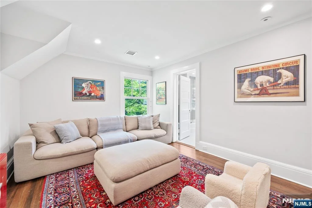Photo of 48 Edgemont