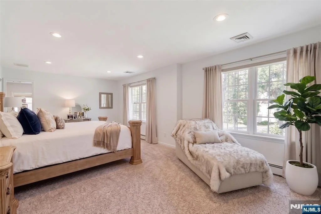 Photo of 64 Spring Valley