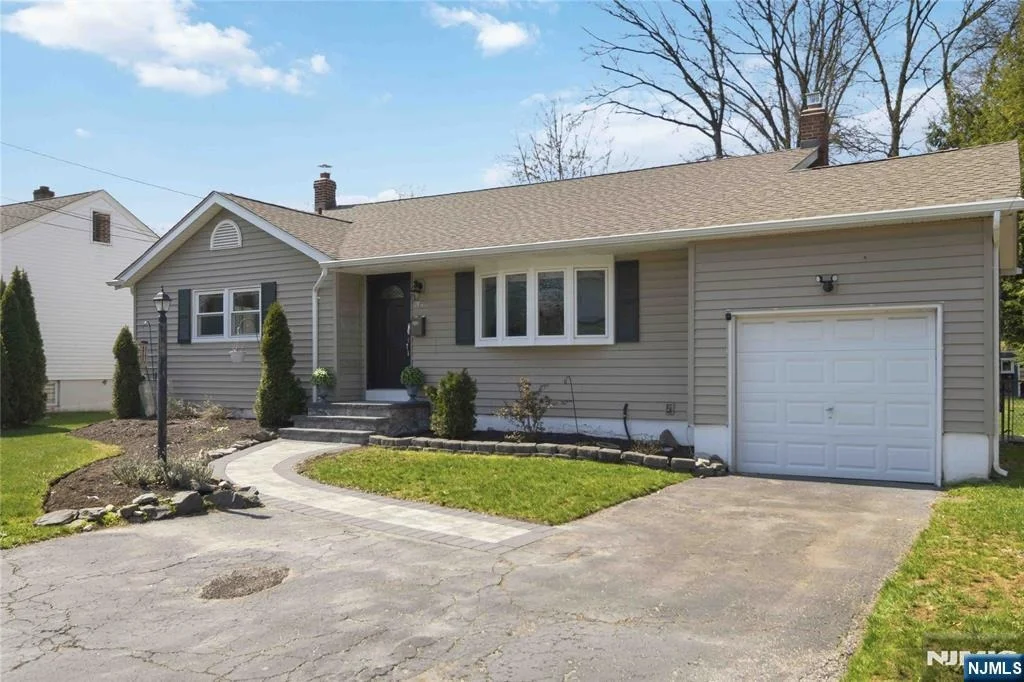Photo of 345 Saddle River