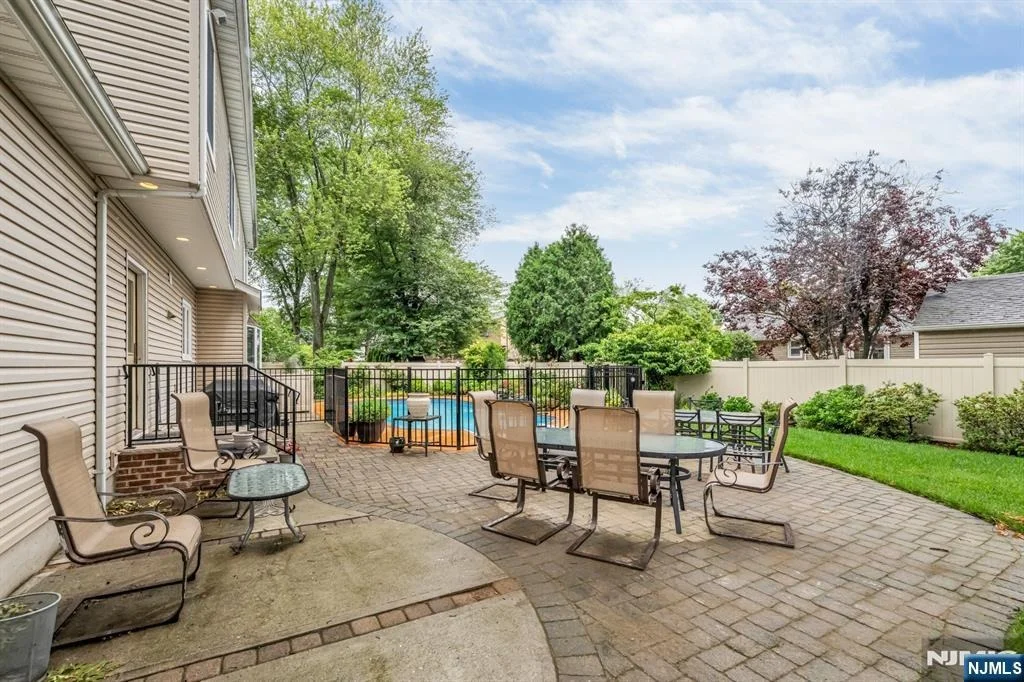 Photo of 1025 Maple