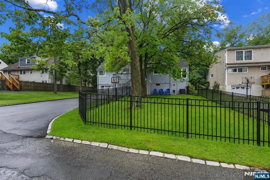 Photo of 8 Oak Crest