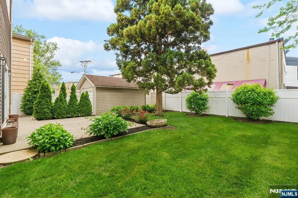 Photo of 1631 Maple