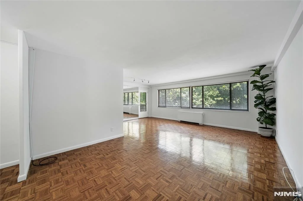 Photo of 1375 River