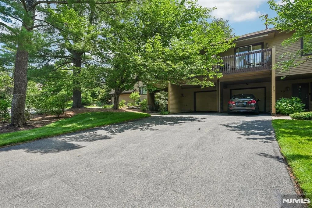 Photo of 220 Mountain View