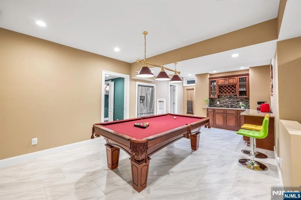 Photo of 683 Victoria