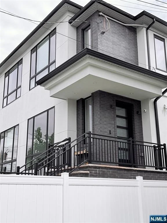 Photo of 1656 Maple