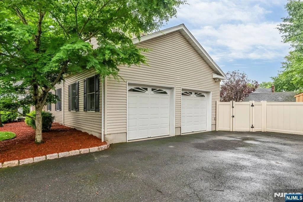 Photo of 1025 Maple