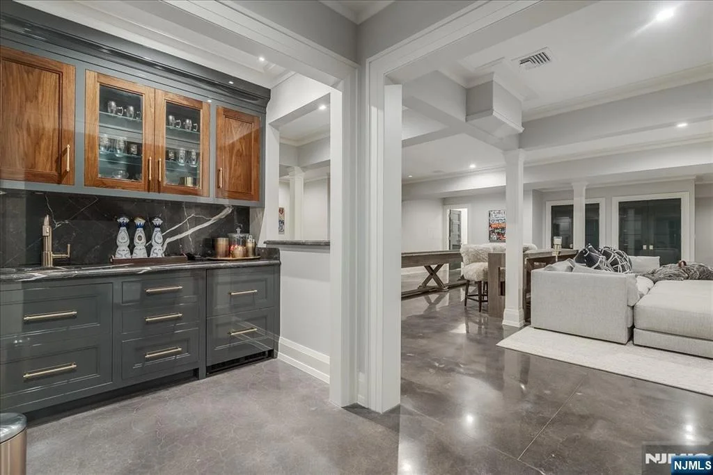 Photo of 555 Miller
